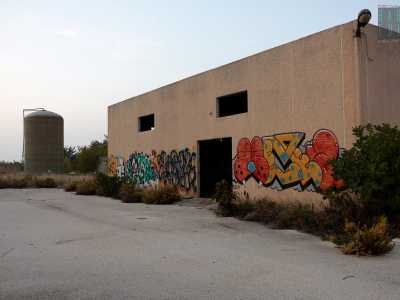 Torniamo su strada seconda Frattasio e approdiamo dinanzi ad alcuni fabbricati rosati: � quel che resta di un impianto di affinamento del consorzio Terre d'Apulia. Le costruzioni, prese di mira dai writers...